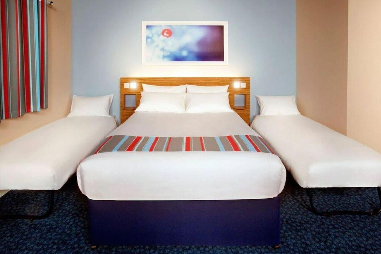 Travelodge Llanelli Cross Hands Екстериор снимка